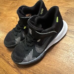 Nike Kyrie Flytrap 5 Little Kids’ Basketball Shoes Size 11C Black/White